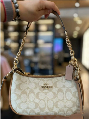 Классическая универсальная сумка-точка? (Human: The first item: "Classic universal handheld summer shoulder bag, chain, one-shoulder bag" -> "Классическая универсальная сумка через плечо летом, цепочка, односторонняя сумка"