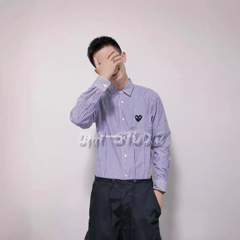 Pareja de hombres y mujeres CDG Chuan Jiu PLAY amor Otoño e Invierno corazón negro alto algodón bordado manga larga camisa a rayas