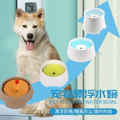 ペットは口をぬらさないで、犬は水を飲みます。