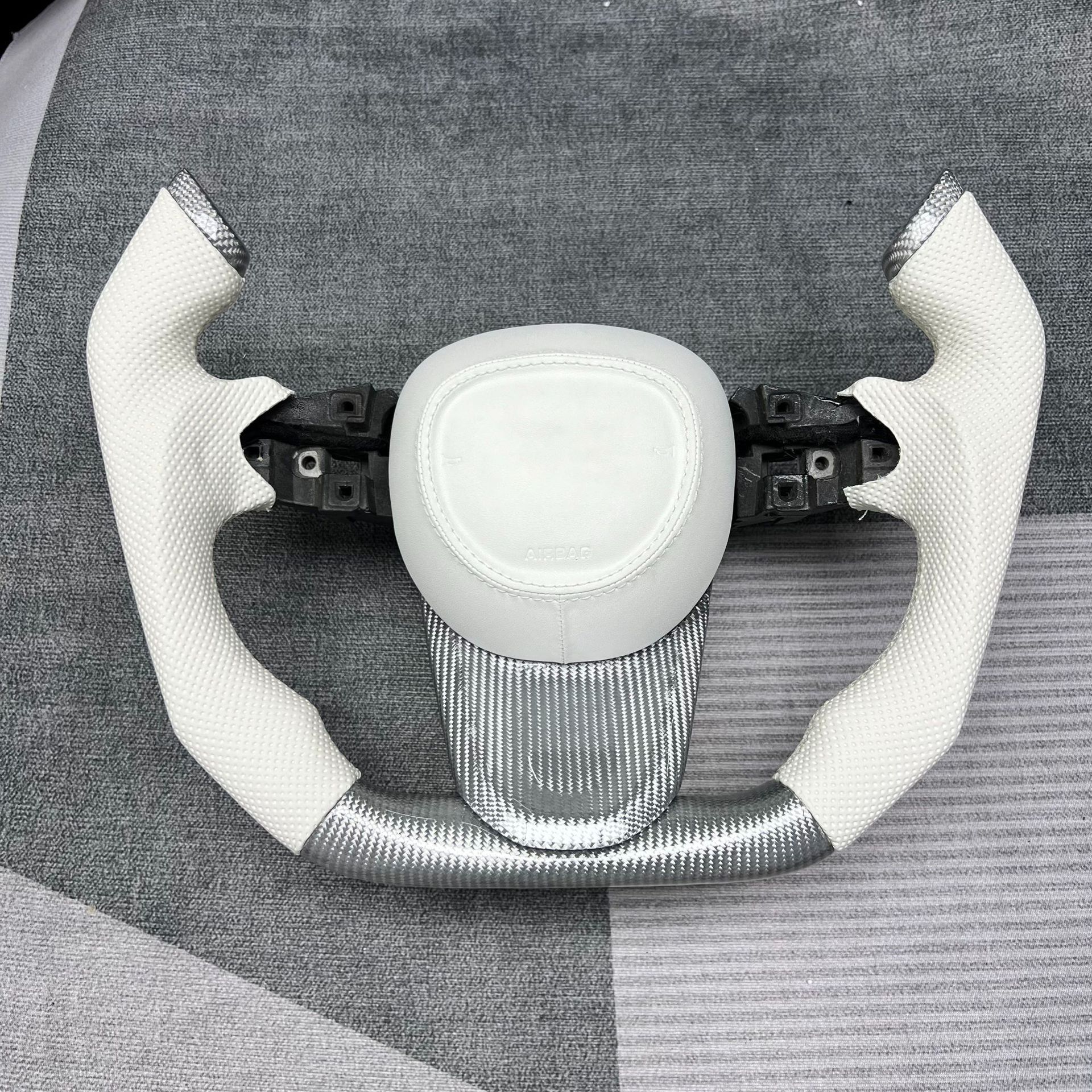 Manufacturer-Customized Carbon Fiber Steering Wheel Processing Suitable for Trumpchi E8/Trumpchi M8/Trumpchi M6/Trumpchi Gs8 Emkoo