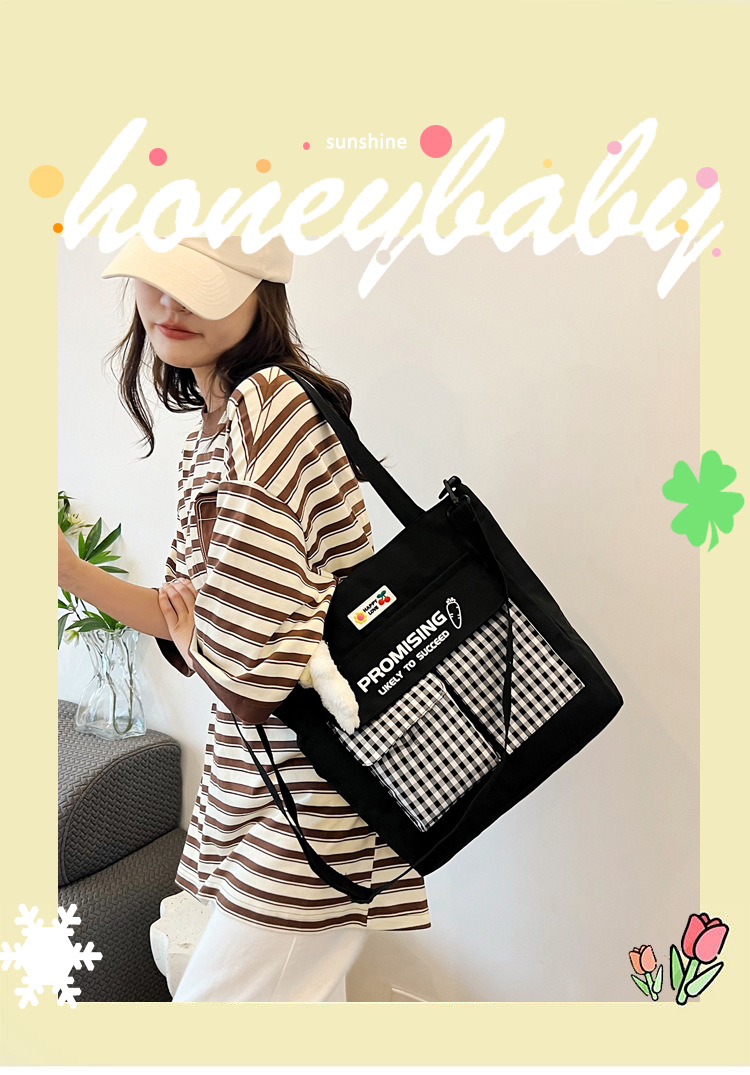The new Korean-style cute nylon bag for class tutoring is a versatile checkered single-shoulder bag that is selling well (with a bear) full figure