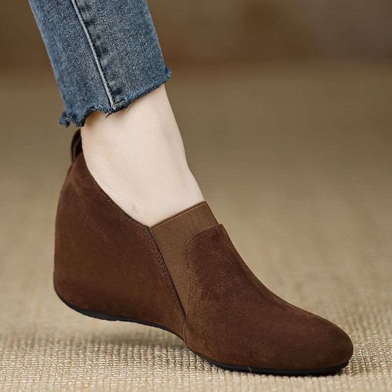 Zapatos de mujer con suela suave no cansar pies nuevos tacones inclinados zapatos de cabeza redonda cómodos con cuero elástico esmerilado zapatos de madre casuales