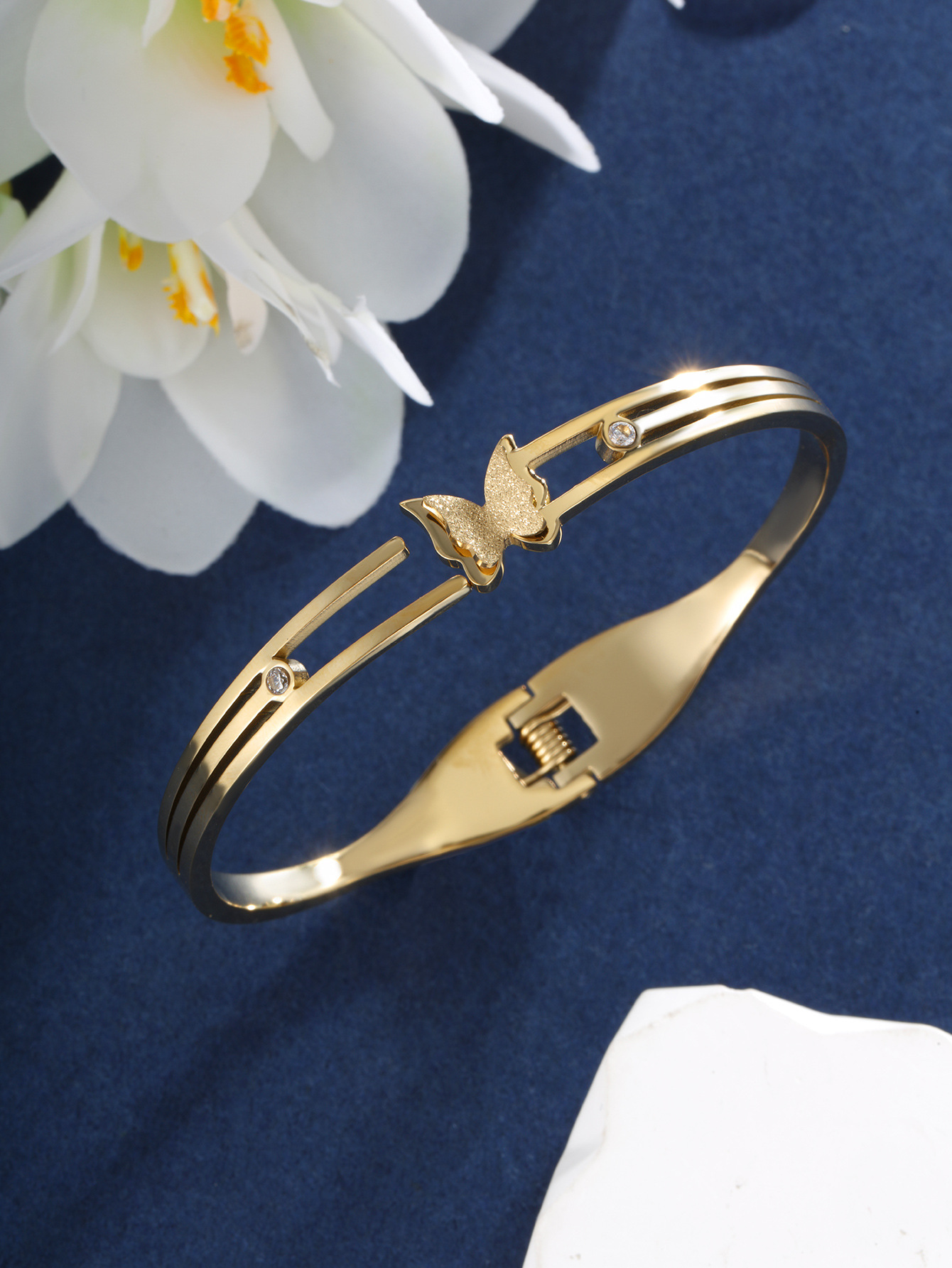 Joyería Xuping Estilo europeo y americano INS Pulsera de acero de titanio de lujo ligero Moda femenina Mariposa transfronteriza Amor Accesorios de acero inoxidable