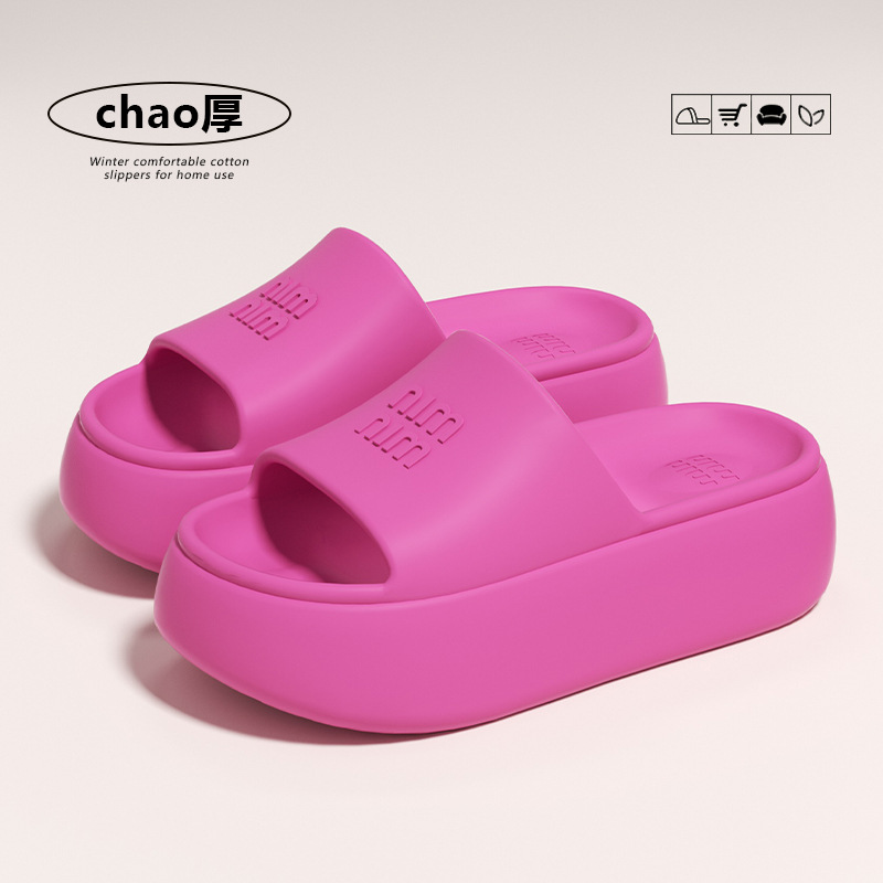 Zapatillas de fondo grueso para damas verano nuevo interior antideslizante sensación de pisar mierda puede usar pareja sandalias mujeres