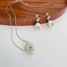 欧美新款复古仿琥珀珐琅吊坠项链耳环轻奢小众黄铜电镀18k金饰品