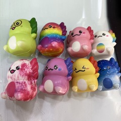 おもちゃの多彩なイモリのパーティーの贈り物を解凍して、かわいい子供の珍しいおもちゃ