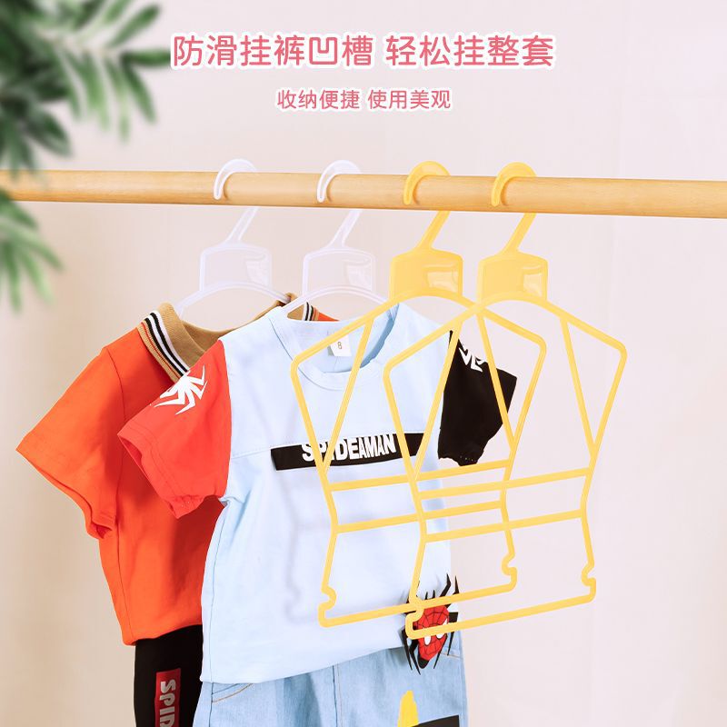 赤ちゃんのハンガーと子供のハンガーのプラスチックの柔らかいゴムのブランドの展示は子供のスーツのハンガーを回転します。|undefined