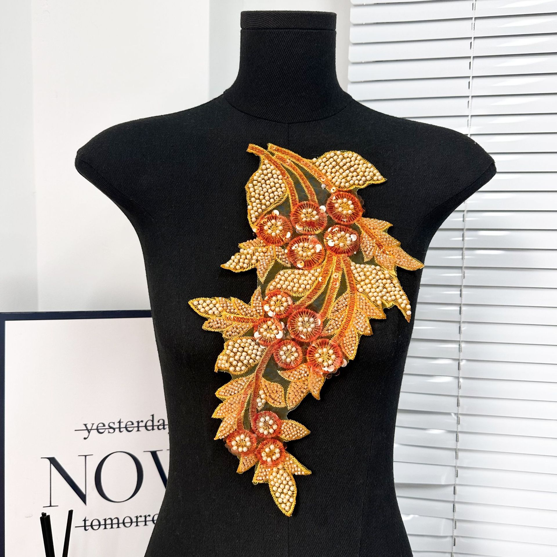 Ventas transfronterizas calientes de bordado de malla sequinilla de tela de color plateado pegado vestido vestido vestido de rendimiento ropa accesorios DIY