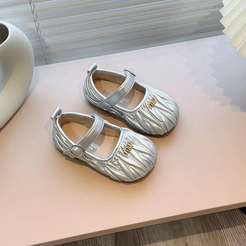Zapatos de cuero para niñas 2025 primavera y otoño nuevos zapatos para niños pequeños zapatos de princesa fragantes para niñas zapatos de frijoles de suela blanda para bebés image 4