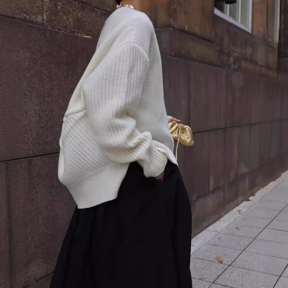 高定秋冬日本レトロで柔らかいファッション的なセーターの丸首がゆったりしていて痩せているニットの上着です。