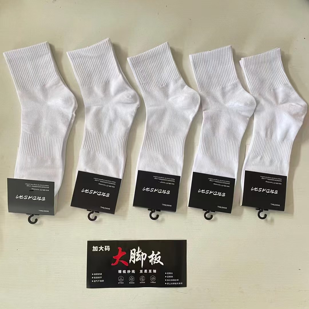 Large Size Unisex Mid-Calf Combed Cotton Socks in Black, White, and Gray for Spring and Autumn, Sports Style, Student Socks, Casual Versatile, Sweat-Absorbent and Breathable