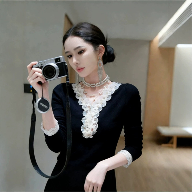 Black V-neck long-sleeve T-shirt, a 2026 winter bestseller, perfect for special occasions, featuring a unique fitted design and a stylish black top