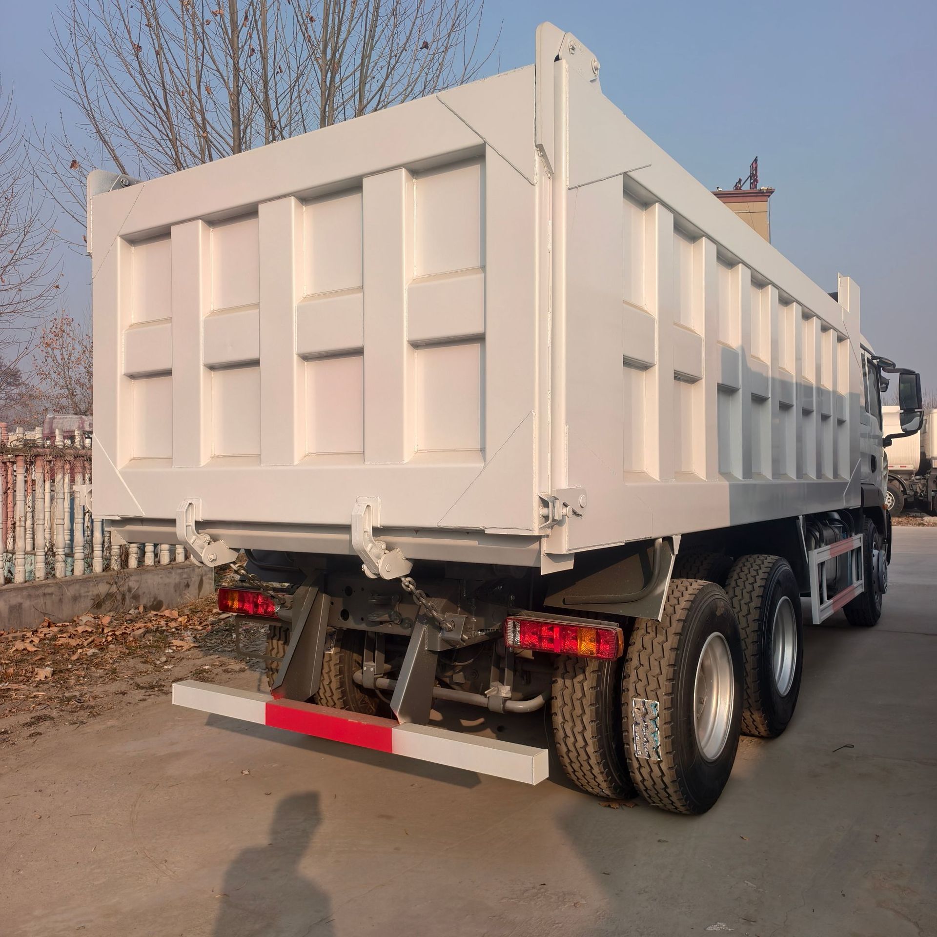 Cross-Border Export of Howo Tx6X4 Dump Trucks with 375 Horsepower and 371 Horsepower, Dumpers, and Earthmoving Trucks Exported to the Middle East