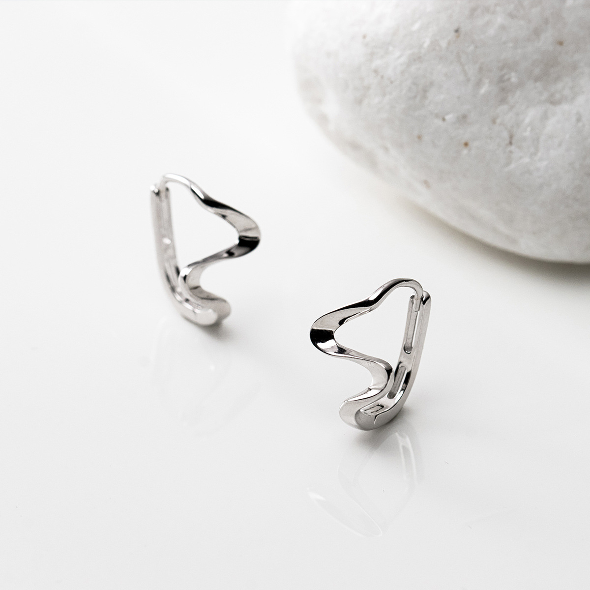 Eloch s925 auriculares de plata esterlina onduladas frías nichos de diseño curva asimétrica auriculares mujeres M01273