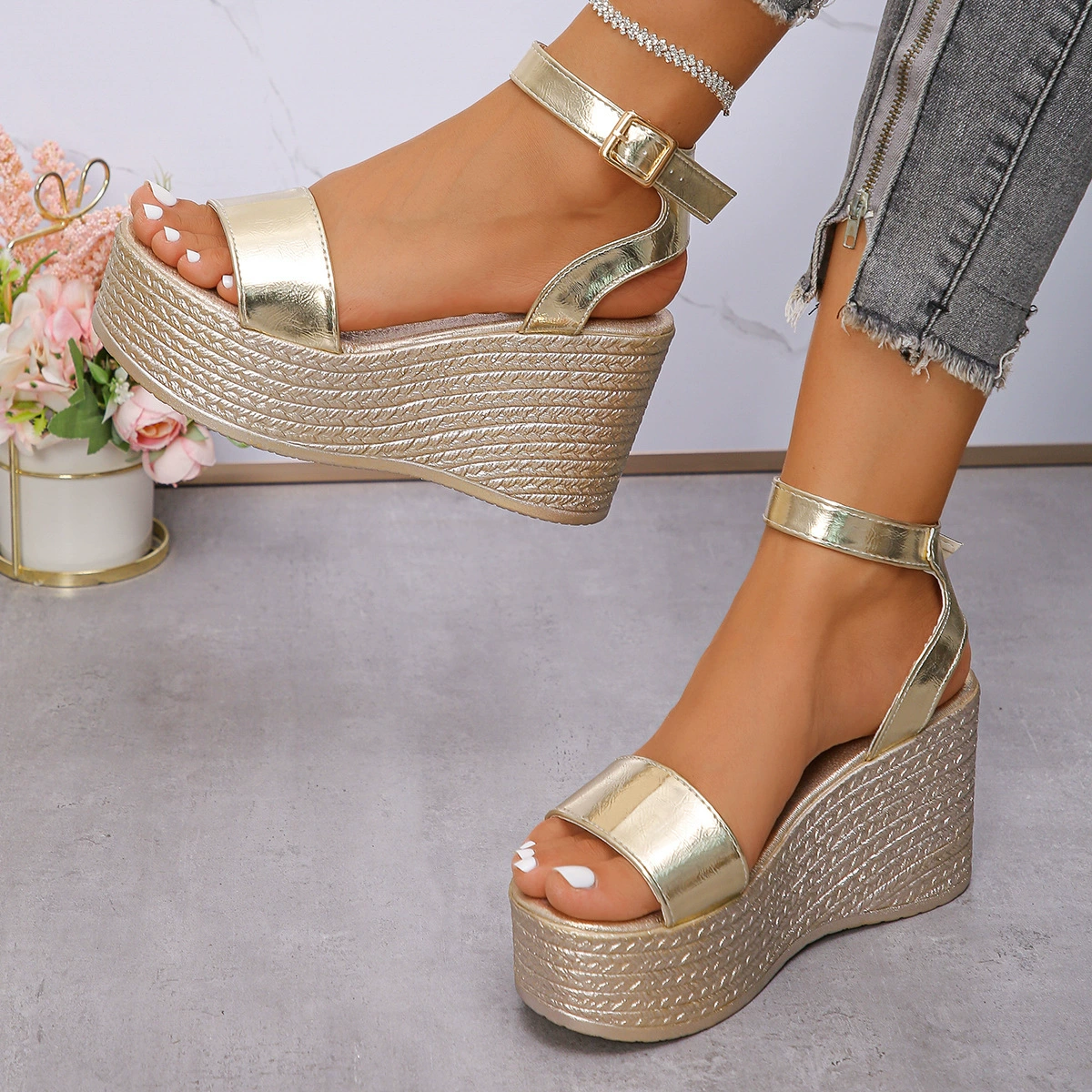 Трансграничная внешняя торговля, сандалии большого размера для женщин, новинка 2024 года, европейские и американские женские туфли на танкетке с рыбьим ртом и одним ремешком, размер 43, независимая станция