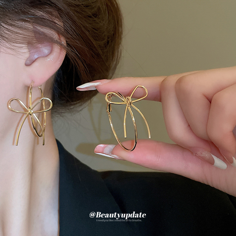 Aguja de plata Pendientes de lazo europeo y americano Estilo frío Pendientes de nicho de moda simple Pendientes de todo fósforo Lujo ligero Sensación de alto nivel Mujer