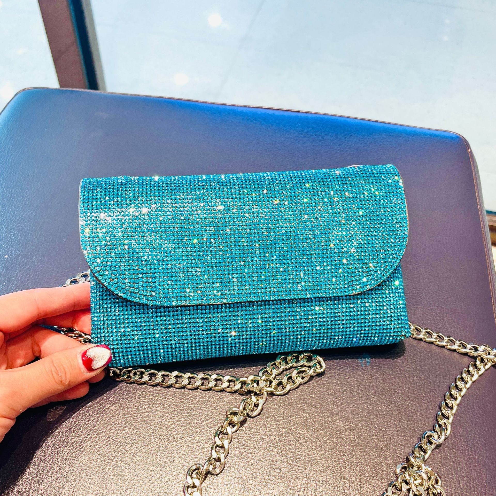 2024 Mini bolso de diamantes de imitación Guangzhou Trend Cross-border Foreign Trade Chain Ropa de cena con estilo bolso de tarjeta de cambio bolso de mensajero