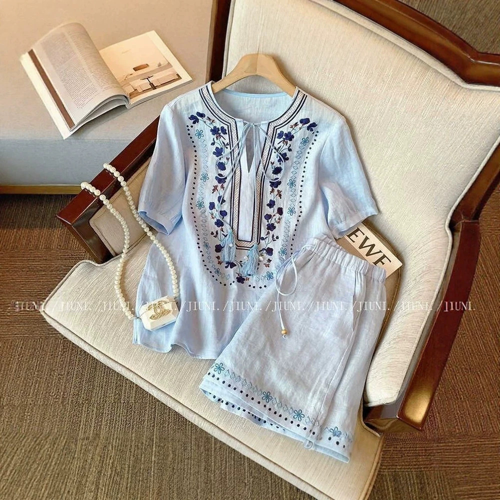 Bộ áo sơ mi xanh họa tiết hoa nhí kết hợp quần short rộng — Bộ màu xanh nhạt chi tiết 4