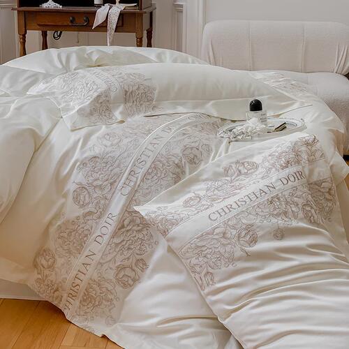 Light Luxury Style 100-count Long Staple Cotton Four-Piece Set with Delicate Girl Heart Embroidered Duvet Cover, Soft All-Cotton Bedding Set 1.8m