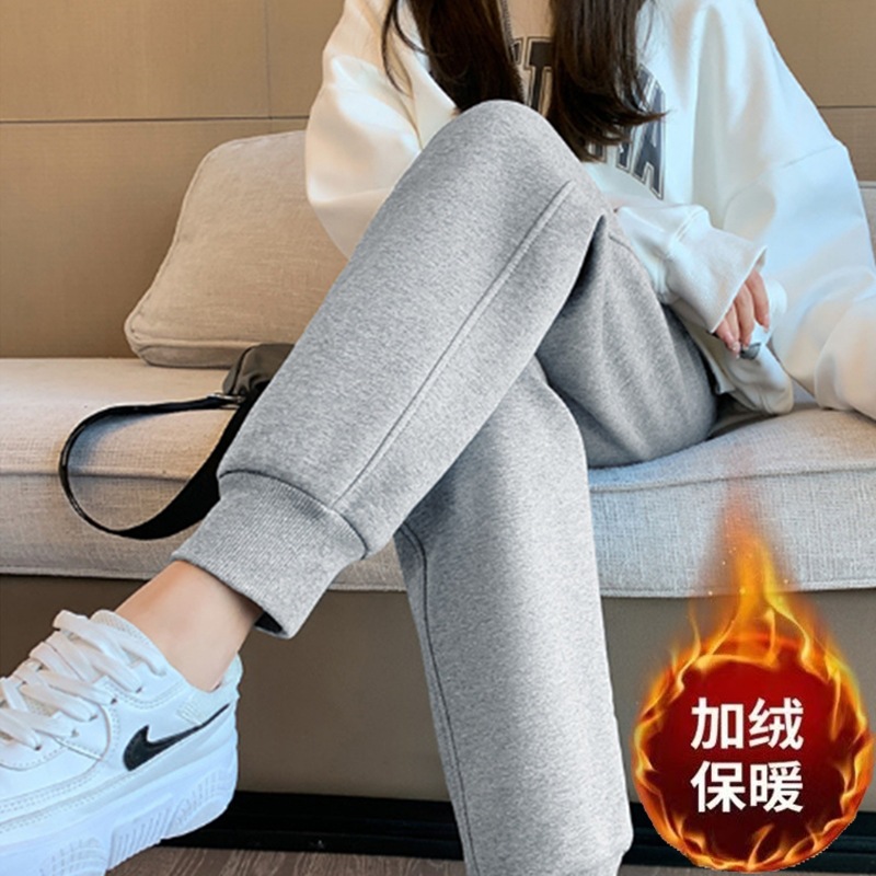 솔리드 컬러 스크류 그레이 팬츠와 벨벳