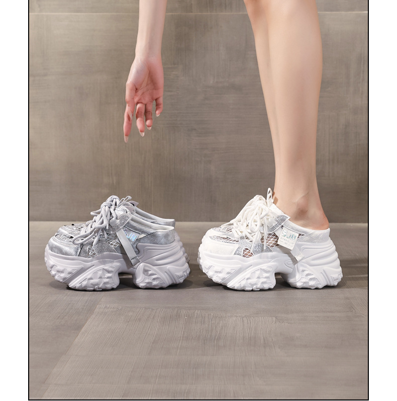 Giày sneaker nữ đế dày chunky thiết kế mũi trùm họa tiết thiên nga đen — màu trắng, bạc chi tiết 17