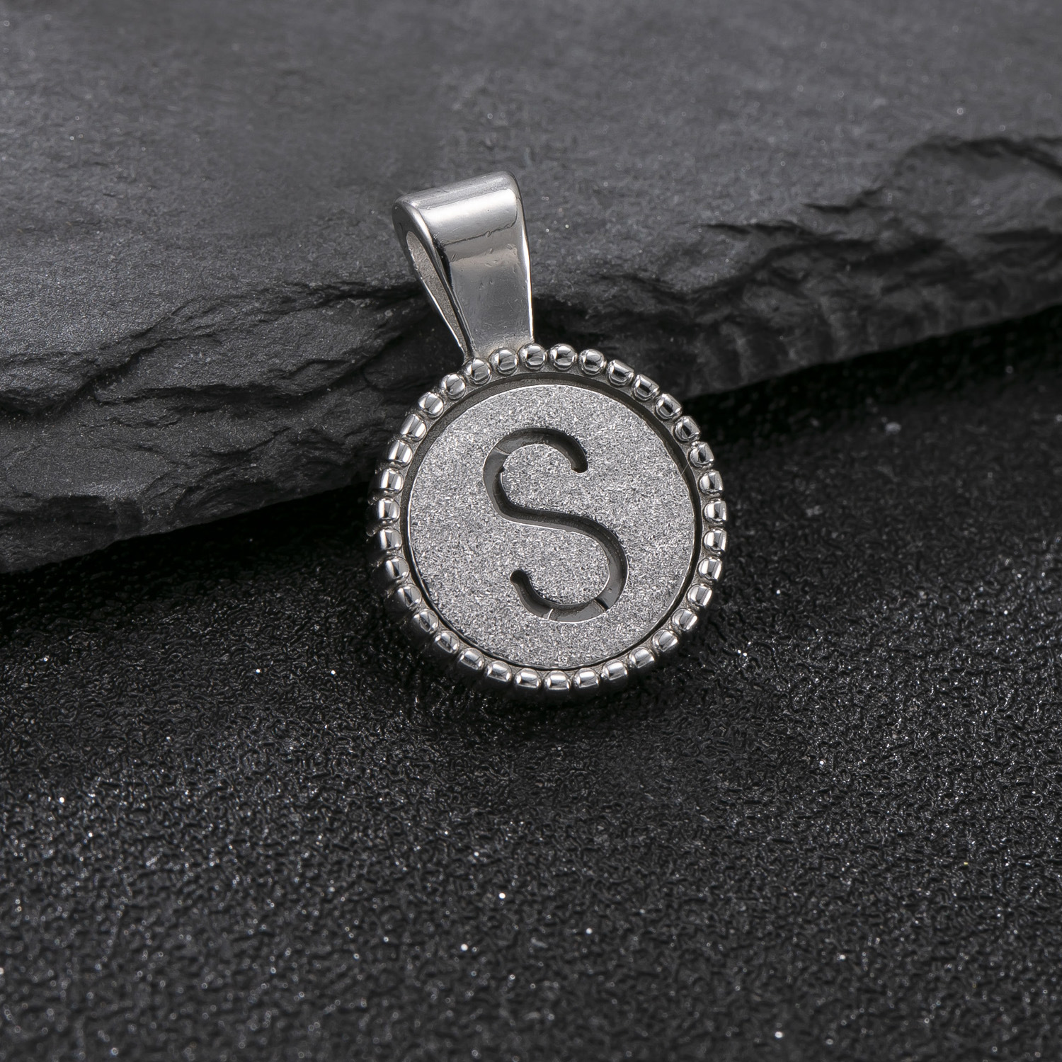 Colgante único Joyas de acero de titanio transfronterizas Marca redonda 26 letras inglesas Accesorios para collares Moda Joyería de acero inoxidable salvaje