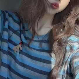 复古小众撞色条纹设计感腊肠狗玩偶显瘦t恤女早秋新款外搭上衣服