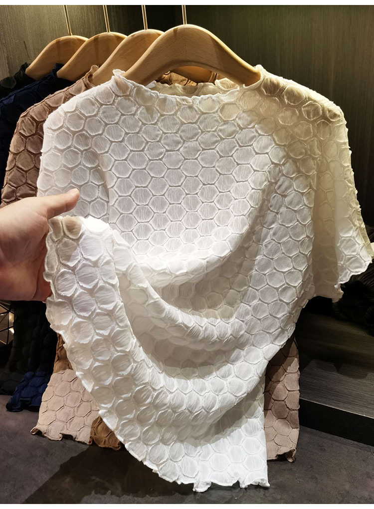 Áo thun nữ tay ngắn cổ tròn chất liệu cotton phối họa tiết ép hoa nhăn — màu đen, xanh lam, màu trắng, màu kaki chi tiết 4