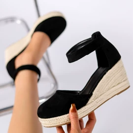 坡跟凉鞋;高跟凉鞋;女式皮靴