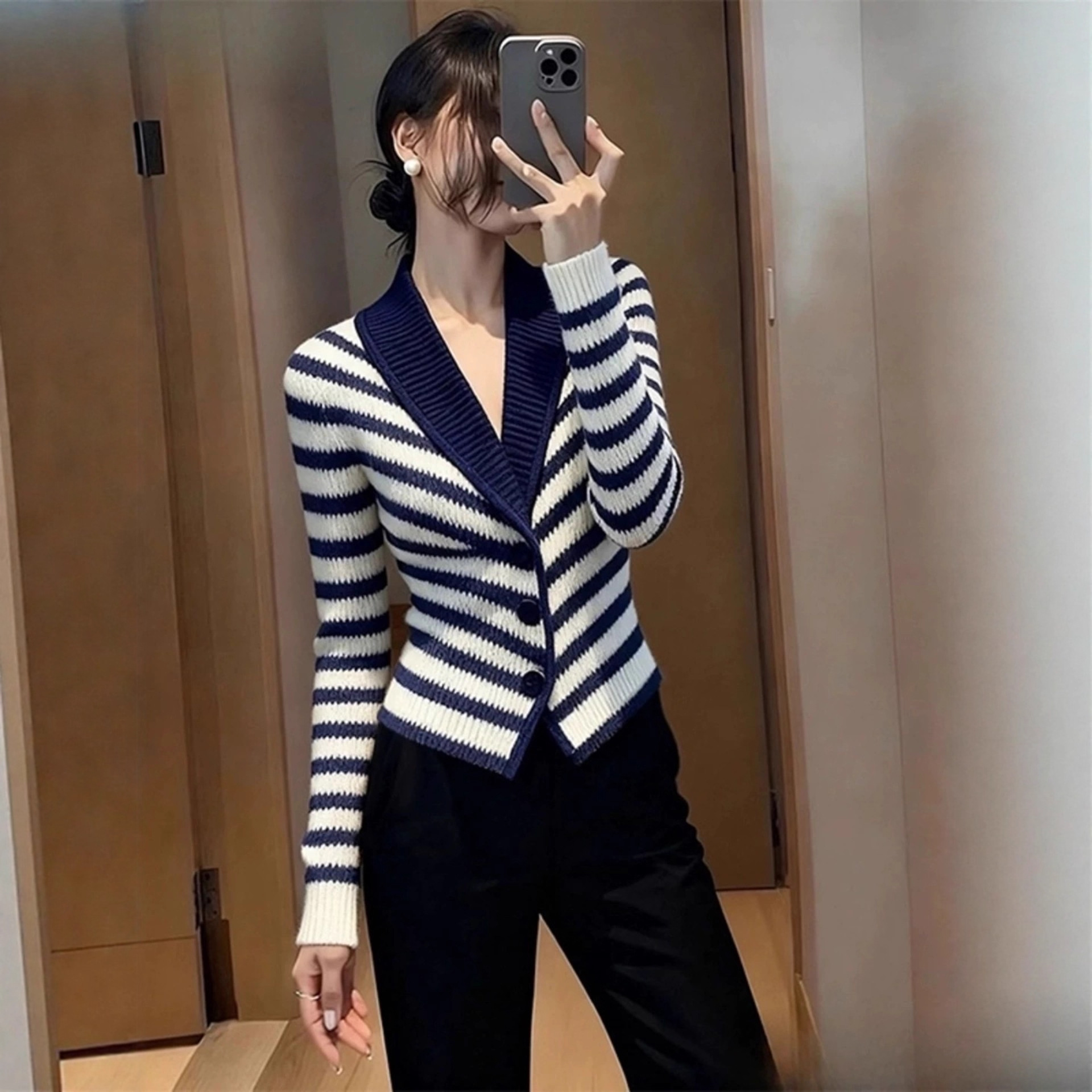Elegant blue knitted long-sleeve