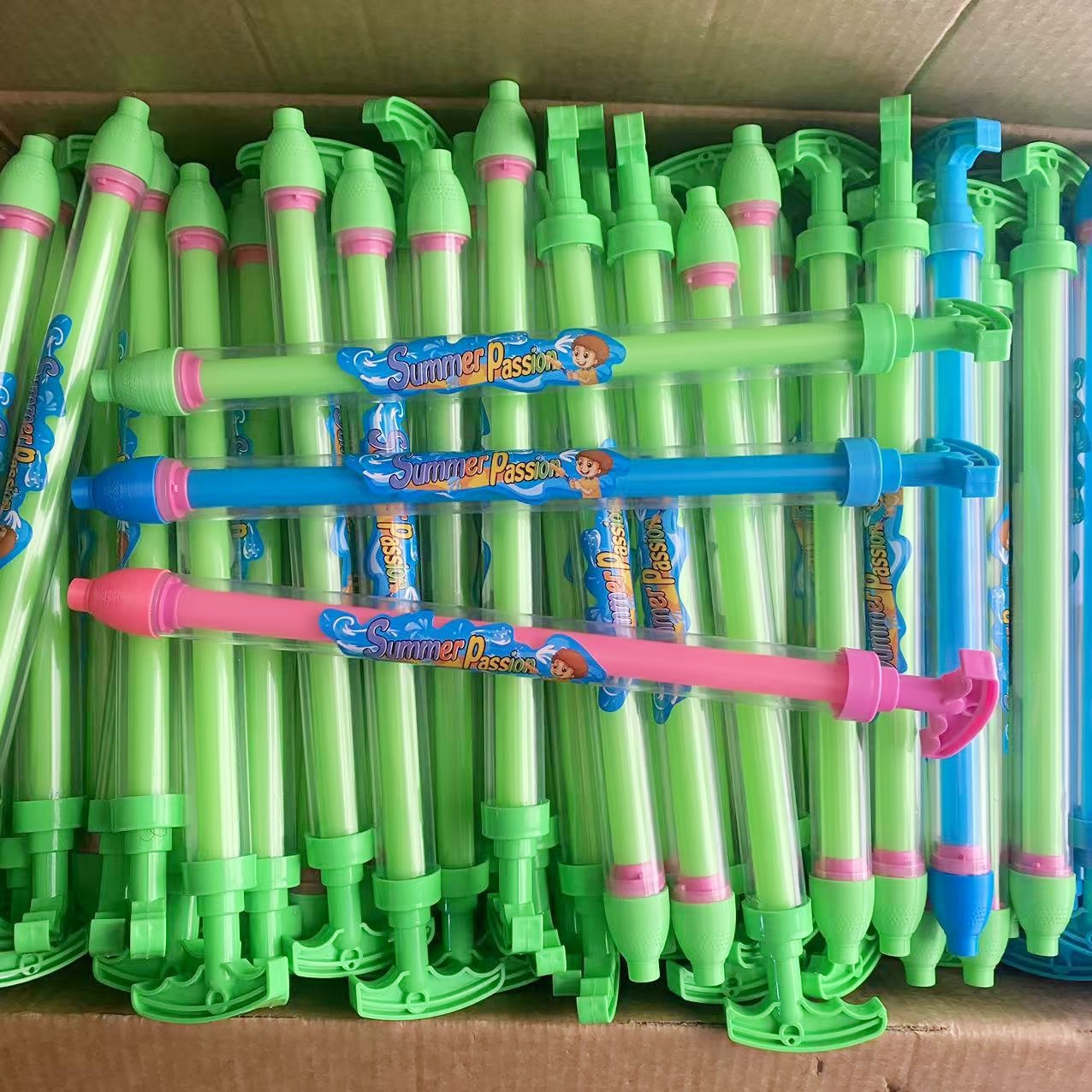 Fuegos artificiales de verano pistola de bombeo de agua pulverización de agua nuevo 3D poroso tirado pistola de agua de arena rafting juguetes al por mayor
