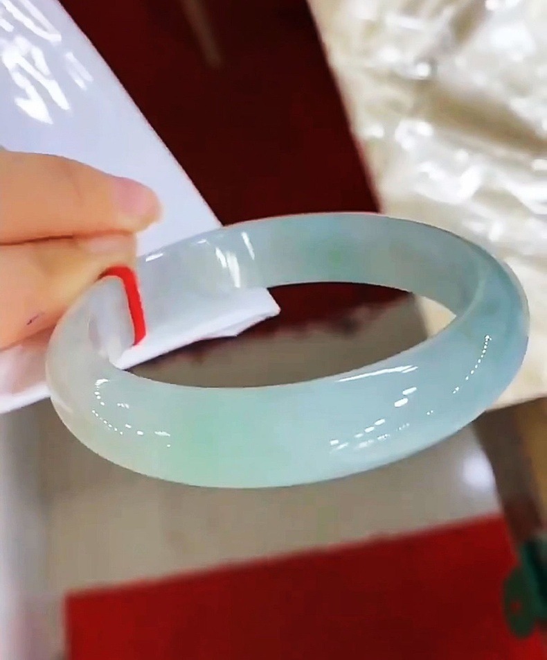 Vòng tay ngọc bích tự nhiên Miến Điện loại A băng xanh nhạt cao cấp chi tiết 5