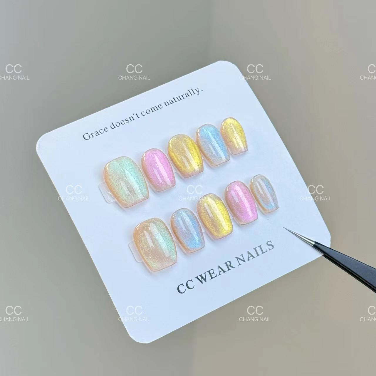 [Perlas] El ojo de gato está hecho a mano, el temperamento de la uña es suave y blanco, y el parche de manicura de fototerapia con diamantes está terminado.