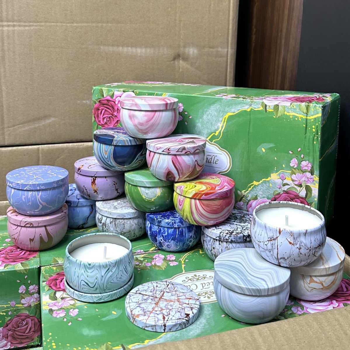 Set van zestien geurkaarsen met marmerpatroon_voghion.com