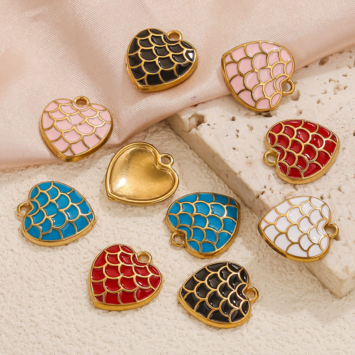 Europa y los Estados Unidos retro amor en forma de titanio colgante de acero escama de dragón ondulado amor accesorios colgante DIY accesorios colgante