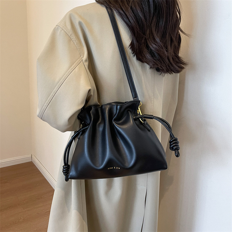 Bolso casual retro para las mujeres 2023 nueva llegada de trabajo de viajero cubo bolsa nicho diseño versátil simple bolsa de mensajero