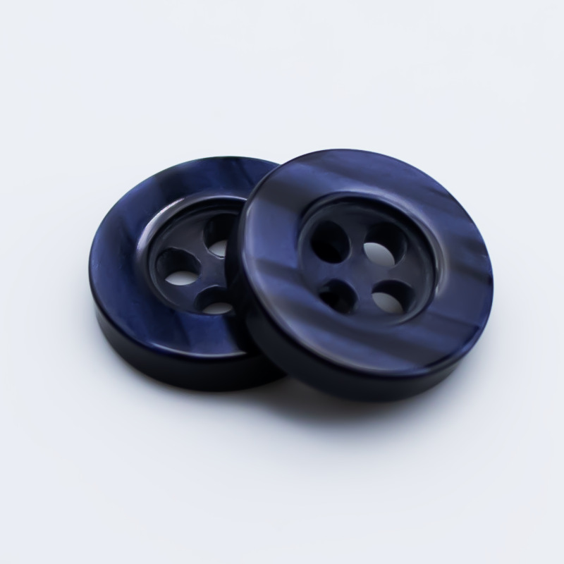 Venta al por mayor de color Botón de camisa de resina hebilla de cuatro ojos transparente blanco y negro Botón de pan teñido en stock botones