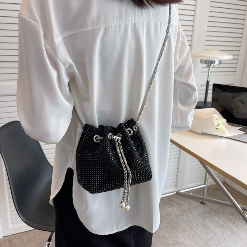 Volledige diamanten emmertas voor dames Nieuwe mode Koreaanse versie Buitenlandse stijl ketting Eén schouder Crossbody Mesh rood_voghion.com