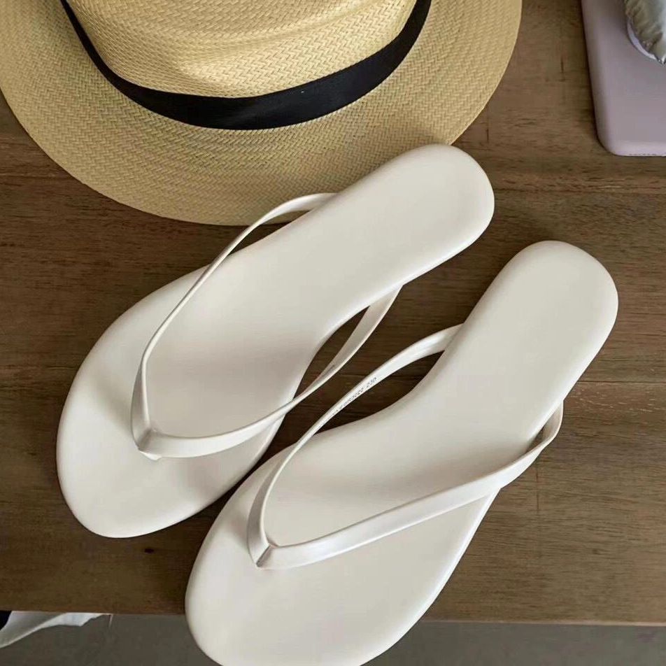 Versión coreana de simples chanclas de cuero plateado para mujer verano plano vacaciones junto al mar chanclas antideslizantes sandalias y zapatillas de todo fósforo verano