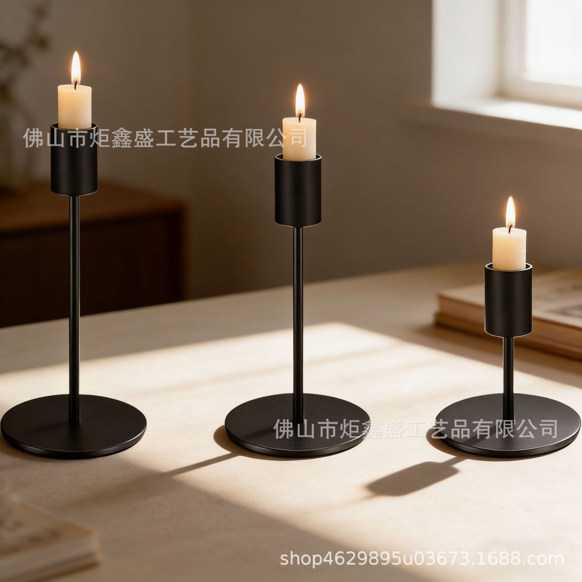 Suministro directo transfronterizo de candelabros de metal dorado de estilo europeo, decoración de mesa de lujo ligero, cena de bodas a la luz de las velas, instalación de candelabros