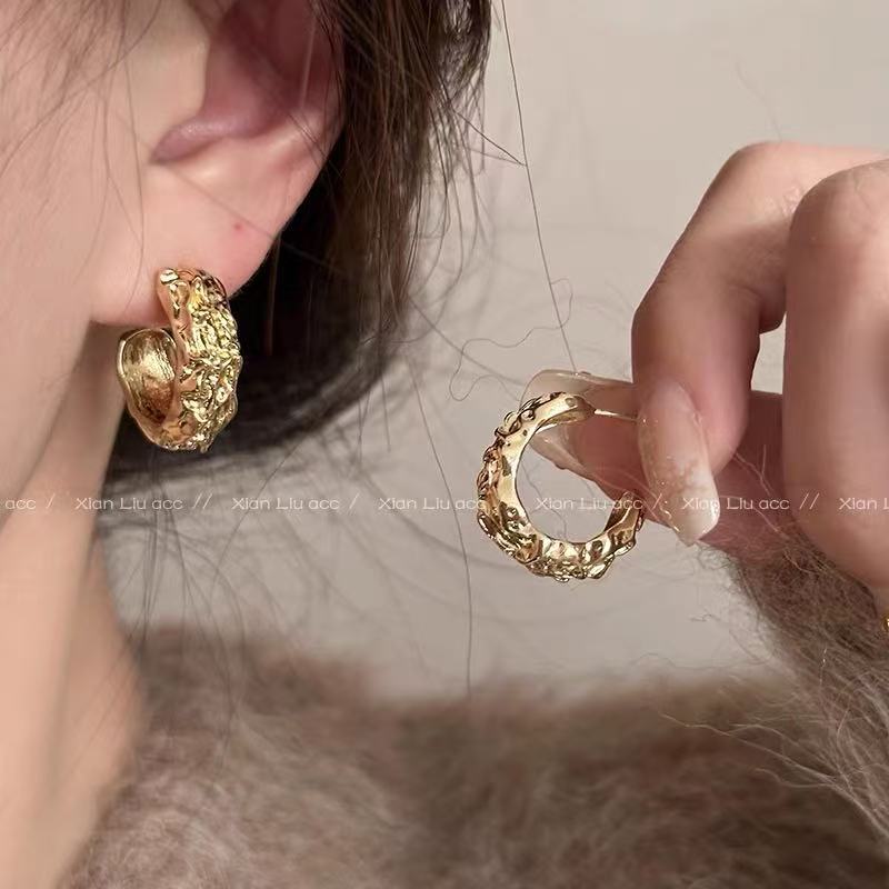 Irregular Gold Earrings 2026 New Popular Style High-End Earrings for Women Niche Design Unique Ear Hoops Unique Ear Accessories