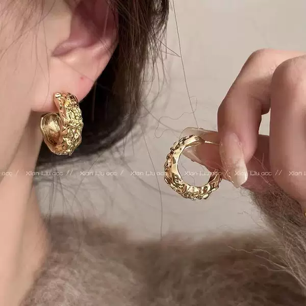 Irregular Gold Earrings 2026 New Popular Style High-End Earrings for Women Niche Design Unique Ear Hoops Unique Ear Accessories