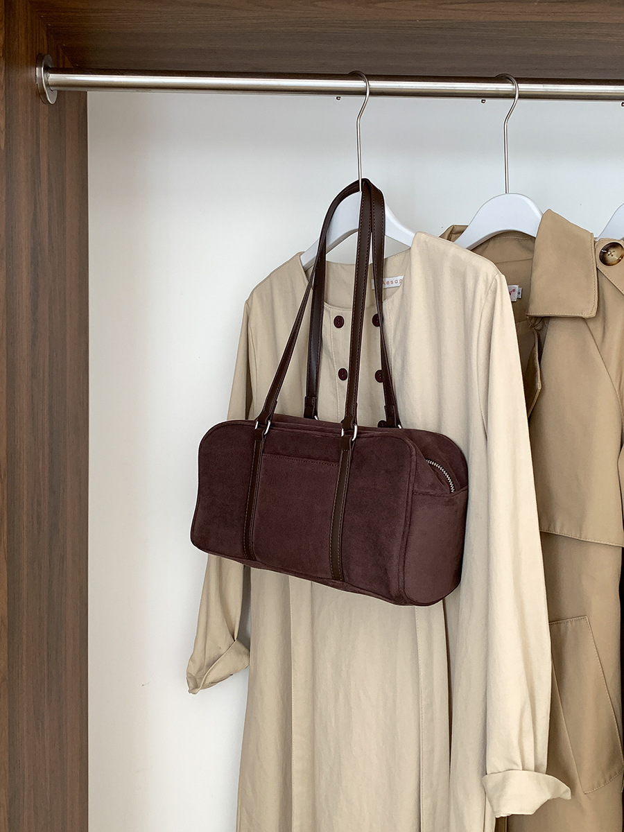 2024 suede autumn edition versatile shoulder bag, women's high-end sense, large capacity commuting plush bag_voghion.com
