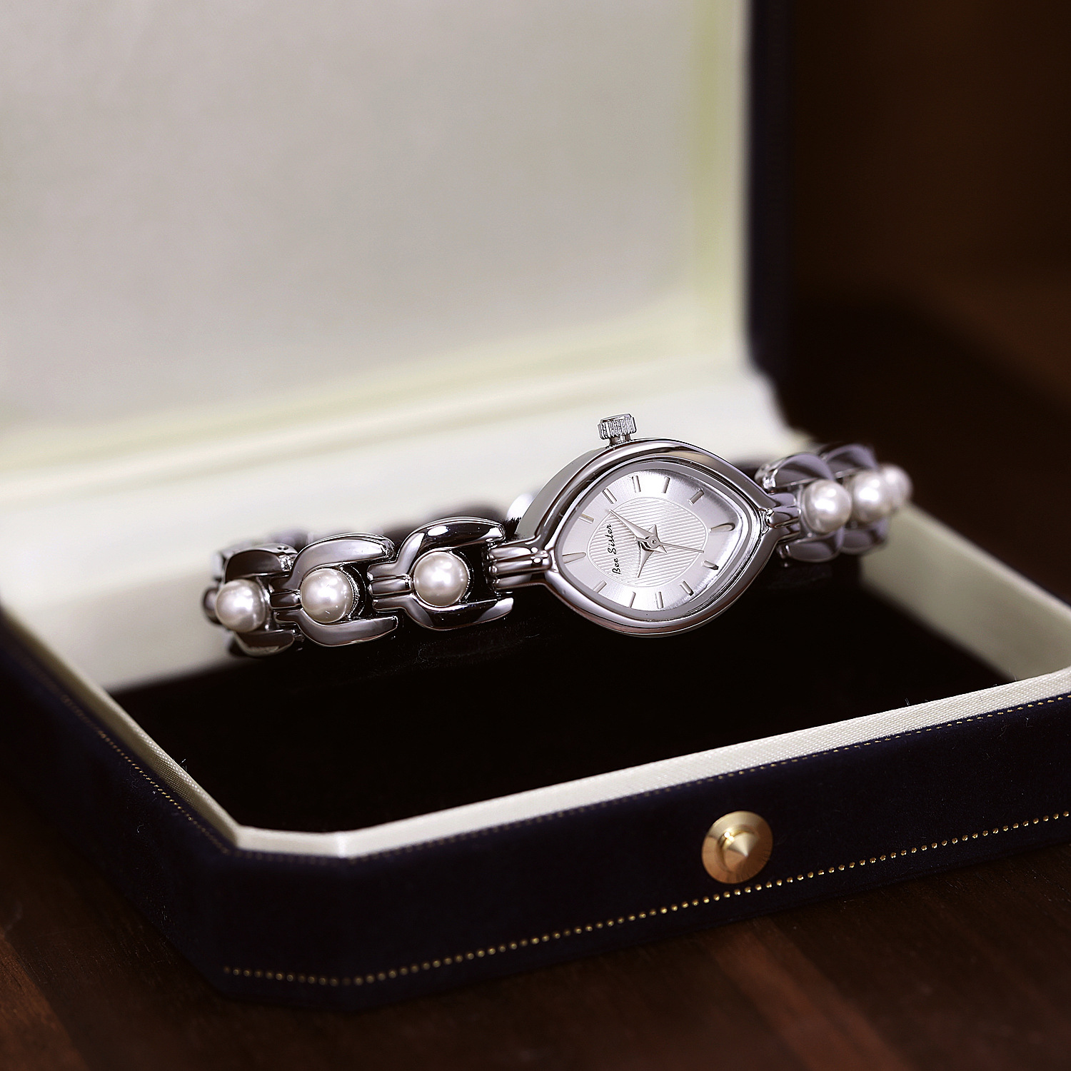 45g Weight Tempered Glass Mirror Material Alloy Strap Material Watch Classification Pointer Display Type Jewelry Buckle Buckle Style Diamond Dial Shape Daily, Street Occasion Quartz Movement Solid Color Pattern All Seasons Season Women's Gender Casual, Commute Style Casual Commute Solid Color Jewelry Buckle Quartz Watch 14