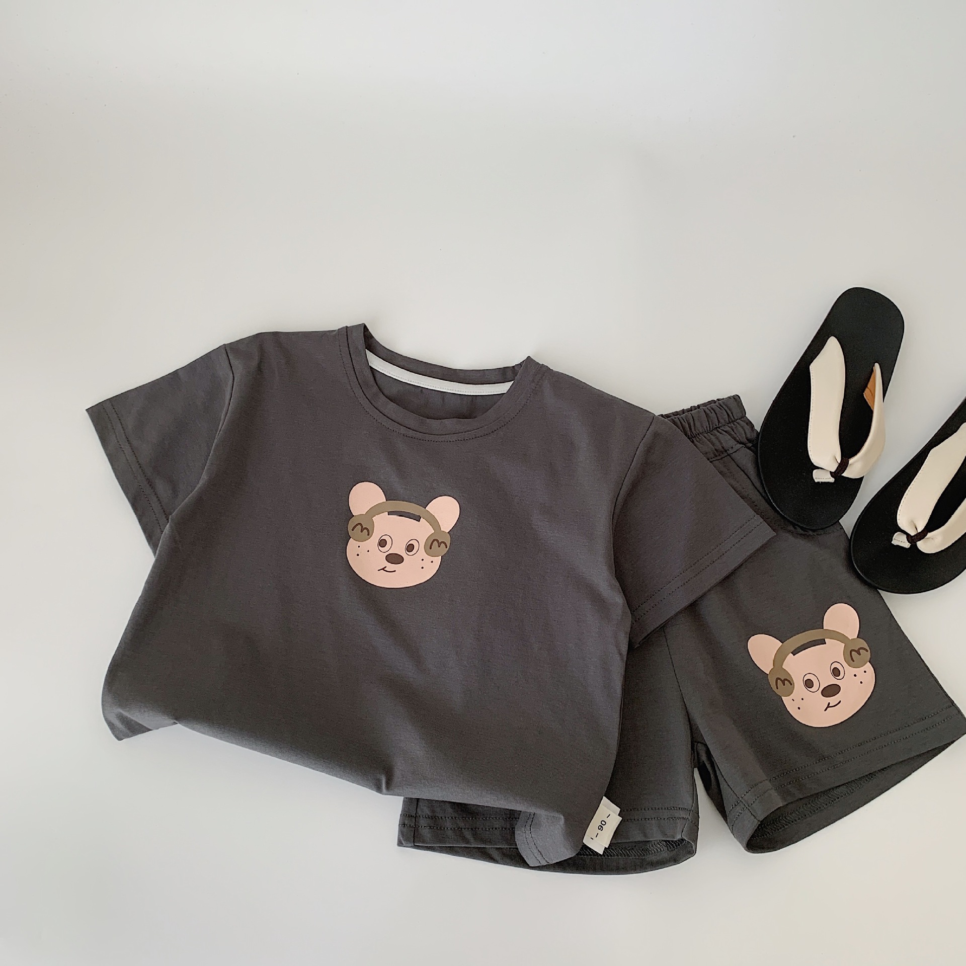 Mai Bao ropa de verano para niños 2025 nuevos pantalones cortos de manga corta de dibujos animados para niños coreanos delgados de dos piezas Zhili ropa para niños de moda