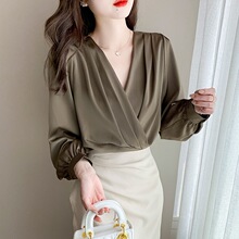 交叉v领衬衫女高级感御姐风2026春季新款缎面衬衣职业长袖上衣
