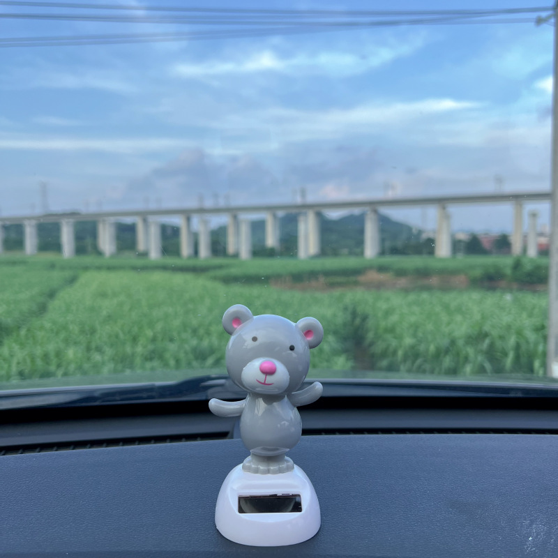 太阳能汽车装饰摆件苹果花摇摆车载饰品办公室小熊猫车内小太阳详情6