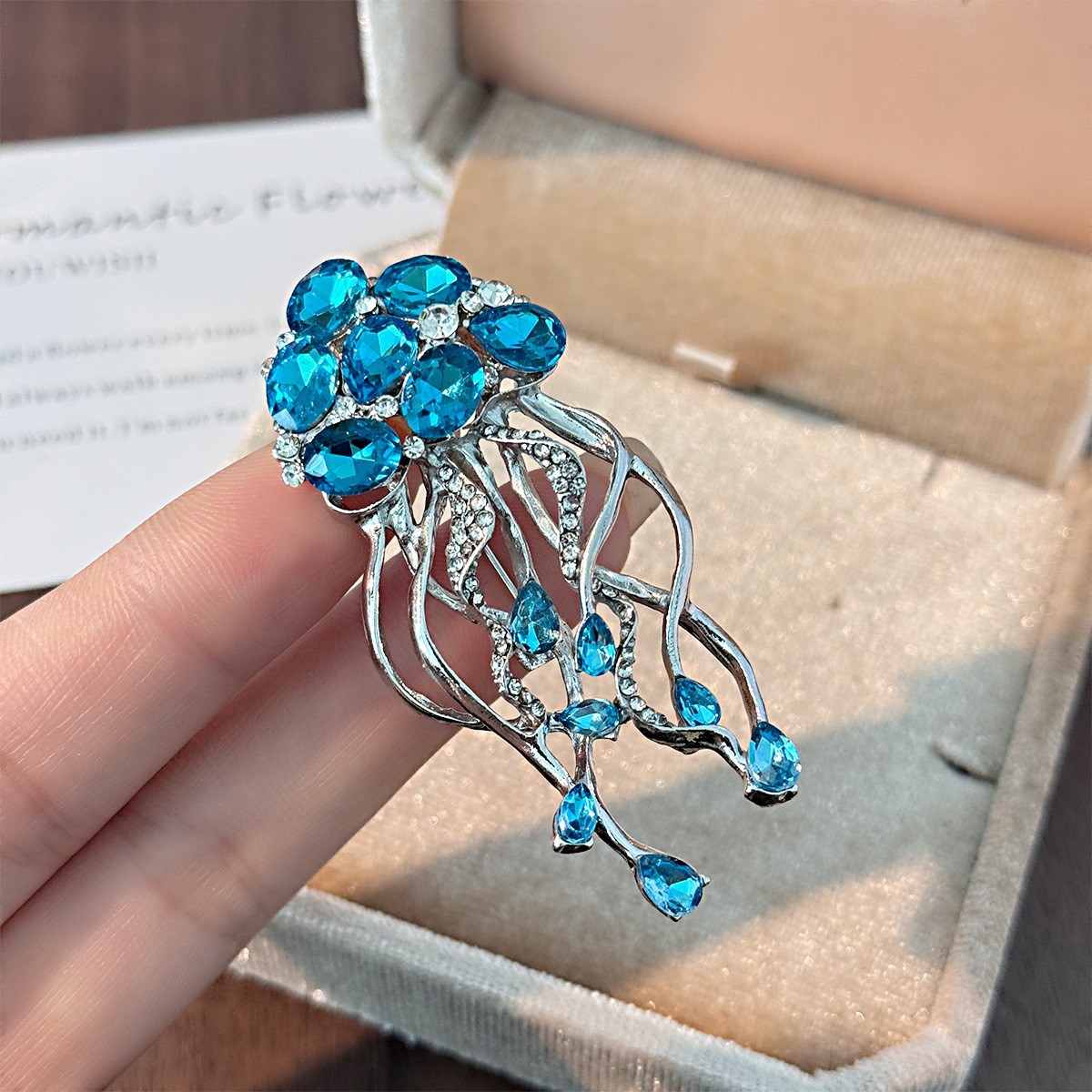 2023 fritillary mariposa broche femenino alto sentido nicho perla pin ramillete ropa suéter accesorios fábrica al por mayor