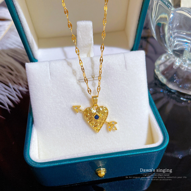 Collana con ciondolo cuore e freccia in zircone placcato oro_voghion.com