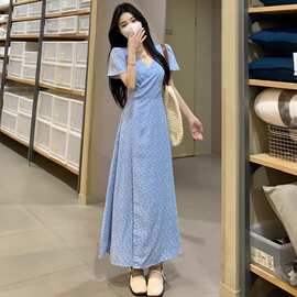 韩系夏季新款蓝色碎花V领连衣裙女2025短袖收腰海边度假风长裙
